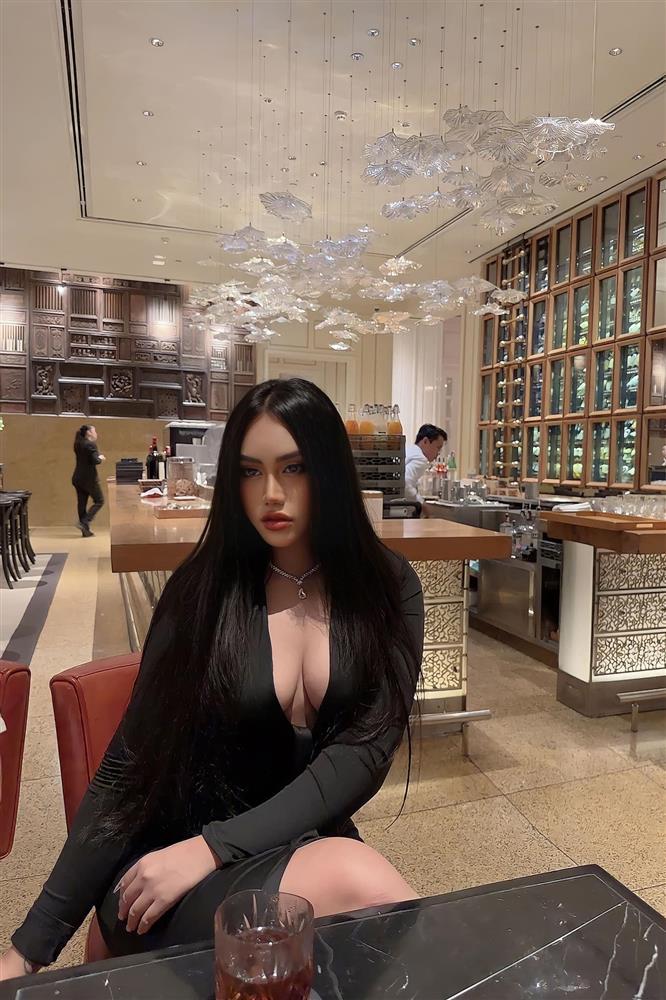 Nữ ca sĩ Việt khoe vẻ đẫy đà với áo bà ba xăm trổ gây chú ý-6