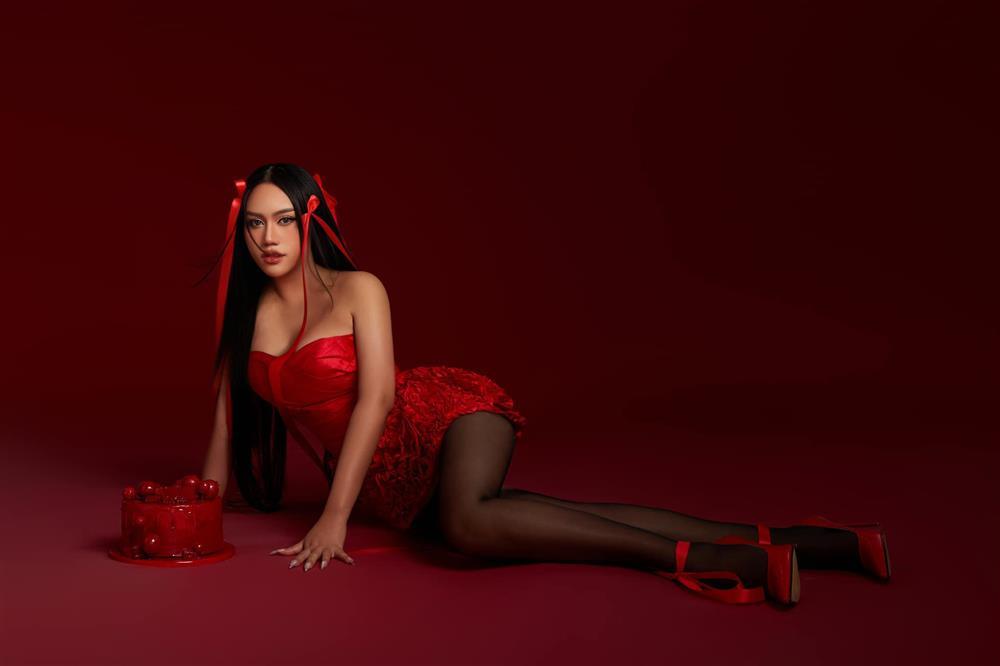 Nữ ca sĩ Việt khoe vẻ đẫy đà với áo bà ba xăm trổ gây chú ý-7