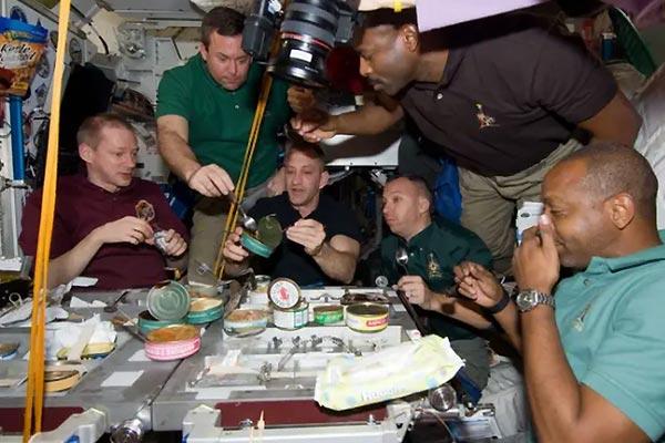 Tắt sóng 2G, điện thoại cục gạch hết thời-2