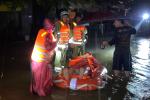 Cứu 12 người mắc kẹt trong vùng rốn lũ ở Đà Nẵng-2