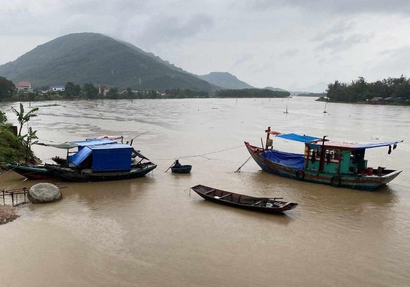 Huy động hơn chục thợ lặn tìm kiếm bé trai trượt chân rơi xuống sông-1