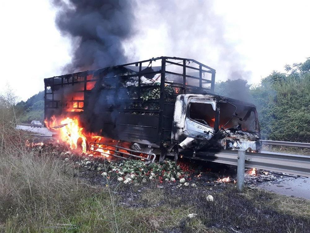 Ô tô tải bốc cháy ngùn ngụt trên cao tốc Nội Bài - Lào Cai-1