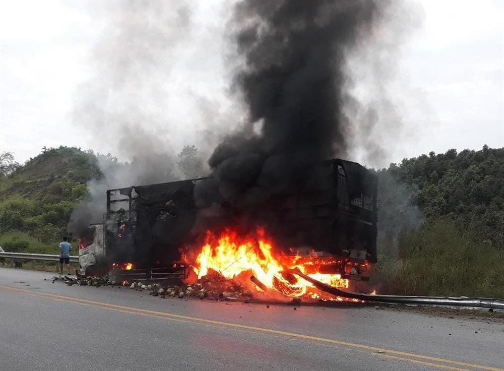 Ô tô tải bốc cháy ngùn ngụt trên cao tốc Nội Bài - Lào Cai-2