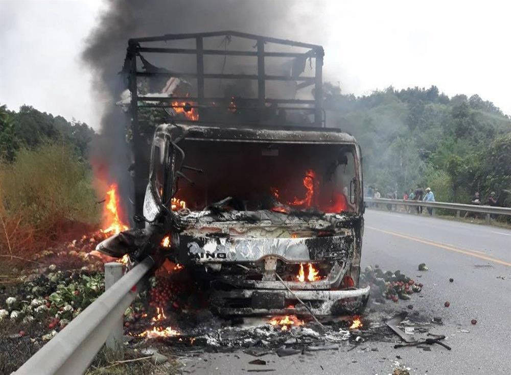 Ô tô tải bốc cháy ngùn ngụt trên cao tốc Nội Bài - Lào Cai-3