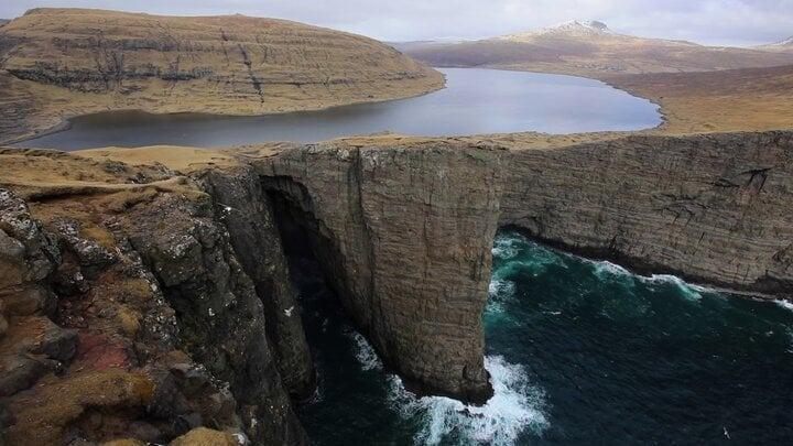 Vẻ đẹp siêu thực ngỡ ảo ảnh của hồ nước nằm lưng chừng giữa trời và vực biển-1