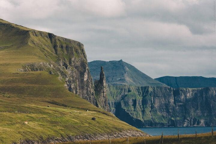 Vẻ đẹp siêu thực ngỡ ảo ảnh của hồ nước nằm lưng chừng giữa trời và vực biển-4