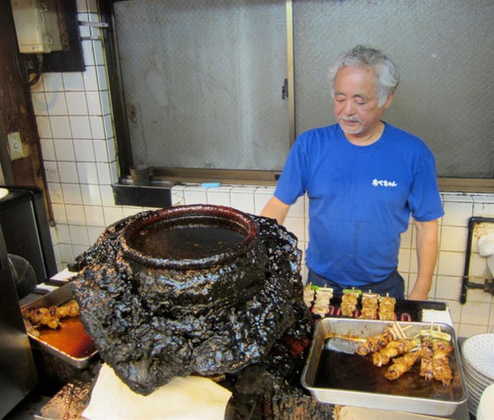 Nhà hàng Nhật nhúng thịt nướng vào chai nước sốt 60 năm chưa từng được rửa-1