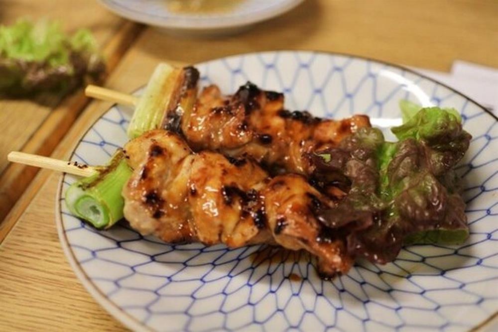 Nhà hàng Nhật nhúng thịt nướng vào chai nước sốt 60 năm chưa từng được rửa-2