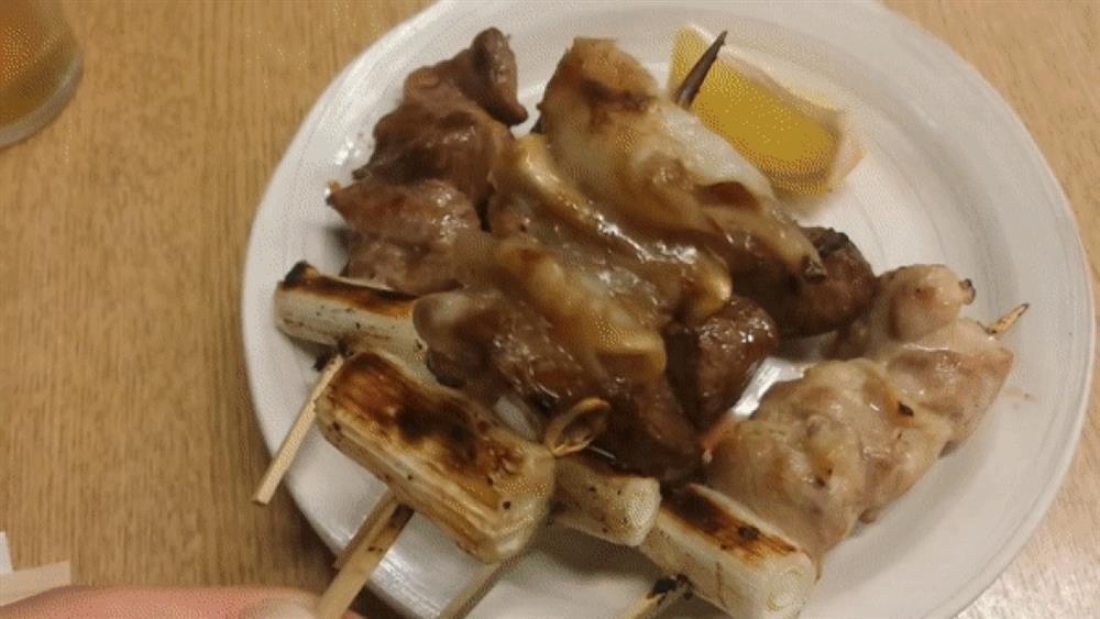 Nhà hàng Nhật nhúng thịt nướng vào chai nước sốt 60 năm chưa từng được rửa-3