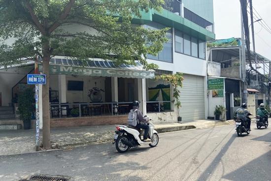 Nam thanh niên mặc áo xe công nghệ đâm xuyên ngực trái người đi đường