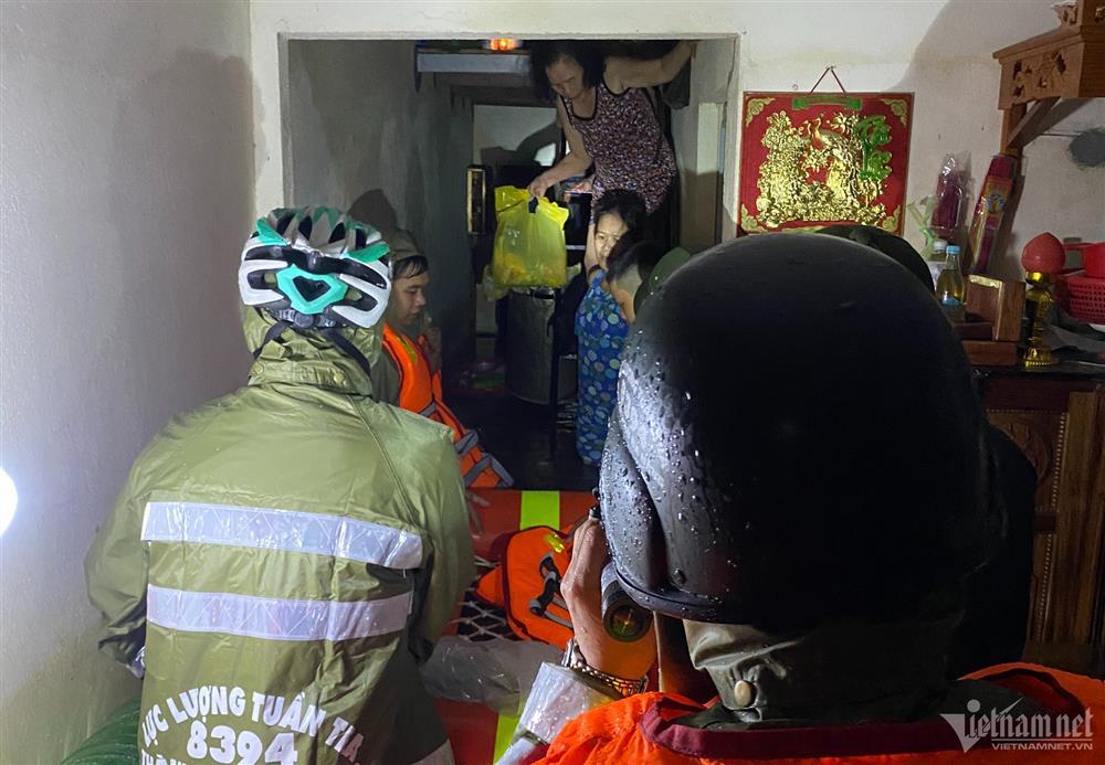Cứu 12 người mắc kẹt trong vùng rốn lũ ở Đà Nẵng-1
