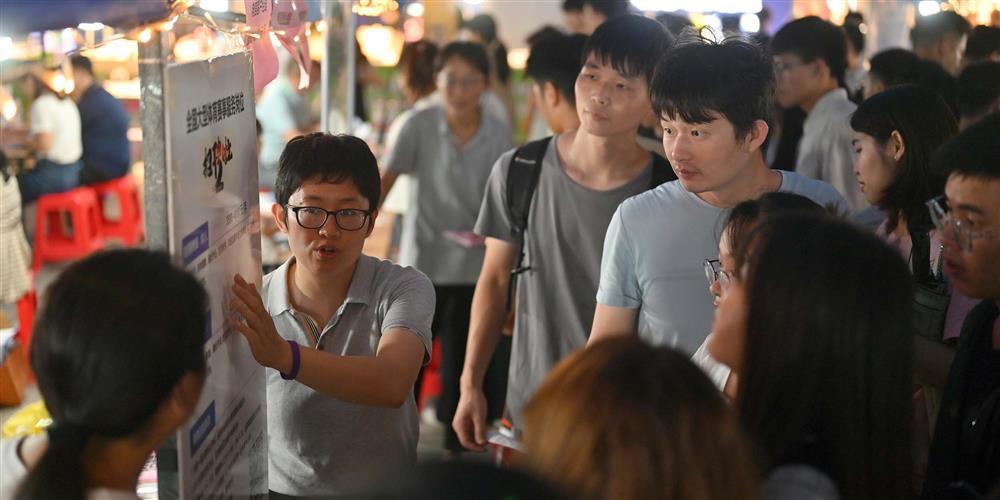 Cất bằng đại học, giới trẻ đổ xô làm công việc giao hàng, livestream-1