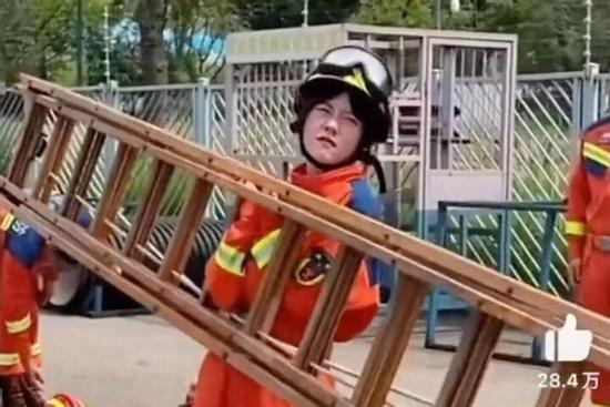 Bỏ việc văn phòng, cô gái trải nghiệm làm 100 công việc khác nhau