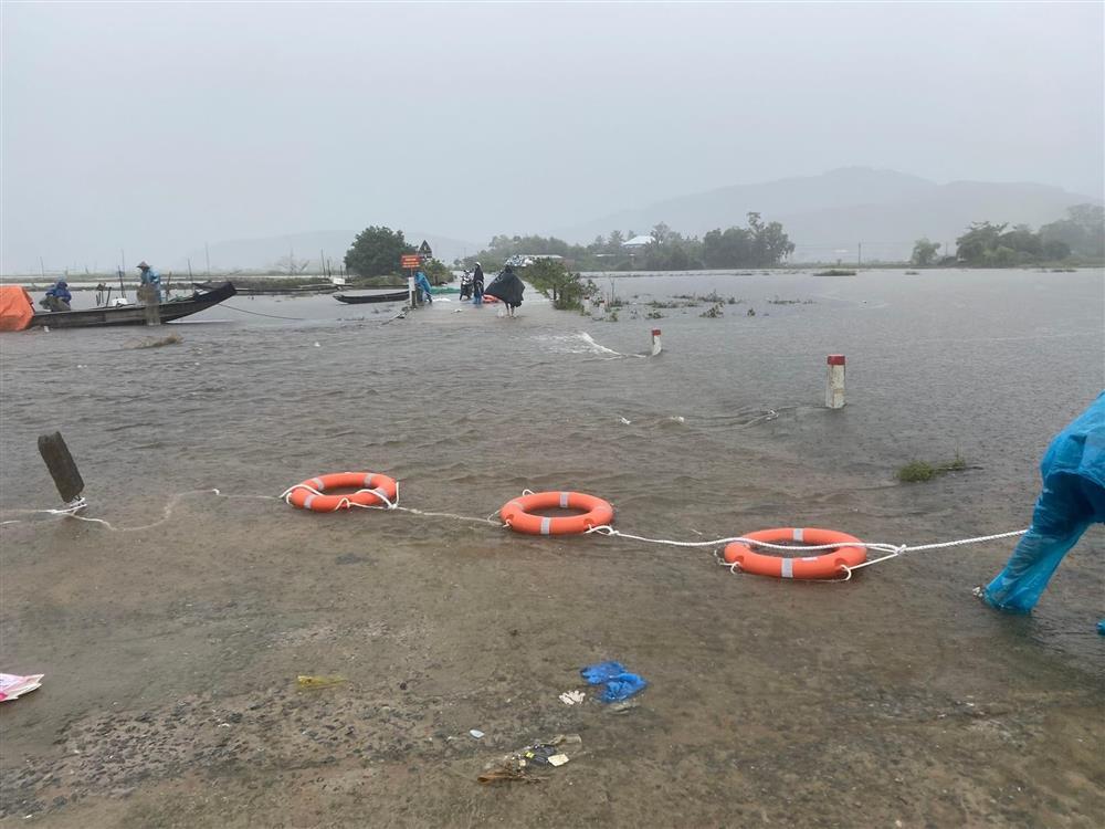 Mưa lũ kéo dài ở Thừa Thiên-Huế, 2 người tử vong-1