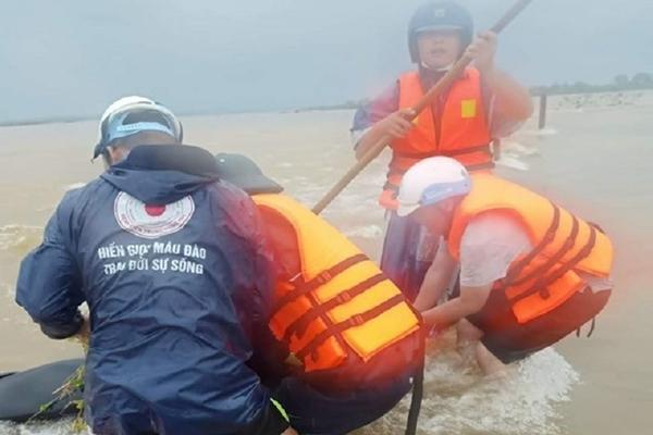 Mưa xối xả ở miền Trung kéo dài tới khi nào?-2