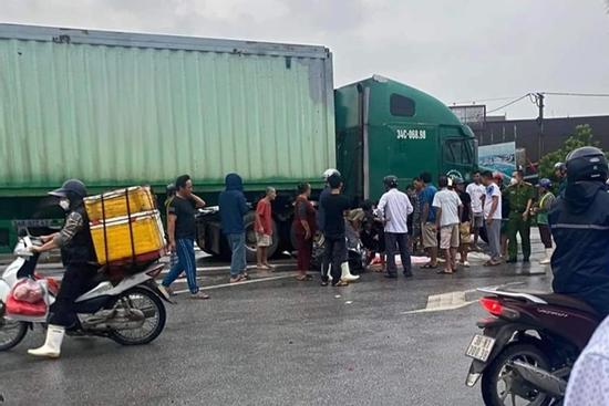 Va chạm với container, 2 ông cháu thương vong