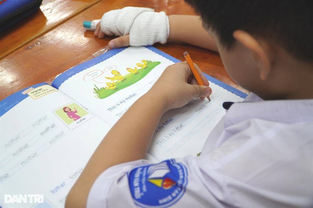 Giáo viên gõ thước gãy ngón tay học sinh: Có dấu hiệu hình sự không?-1