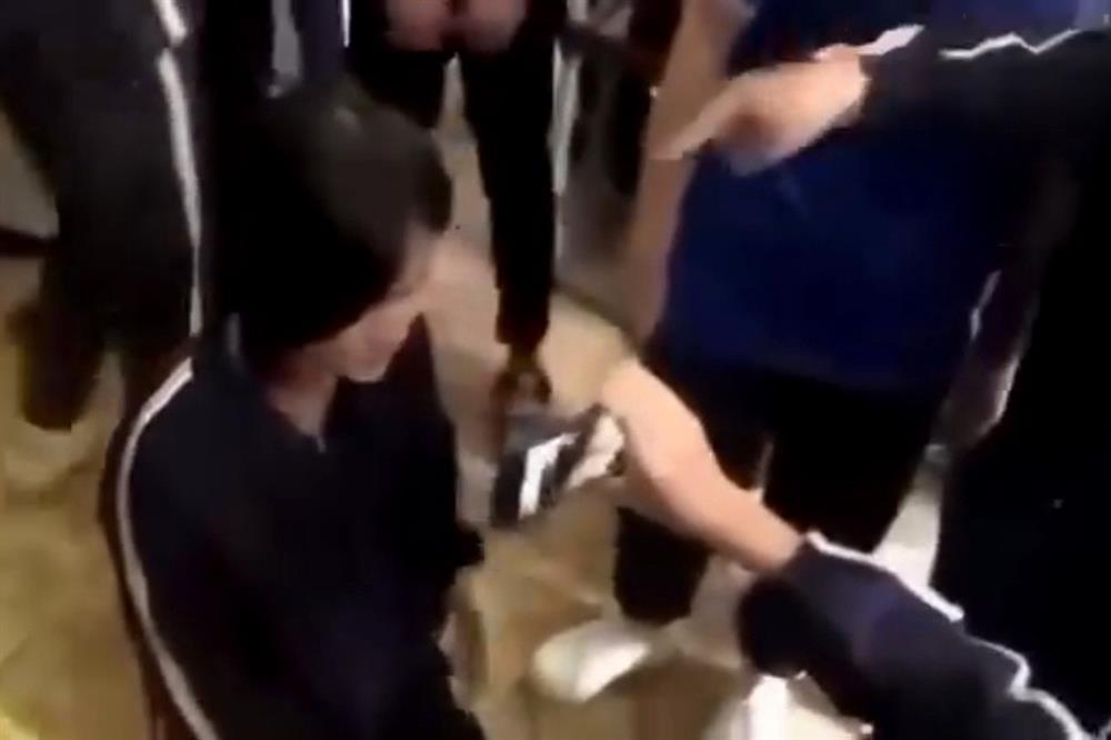 Xác minh thông tin nữ sinh bị bạn bắt quỳ, đánh tới tấp trong lớp học-1