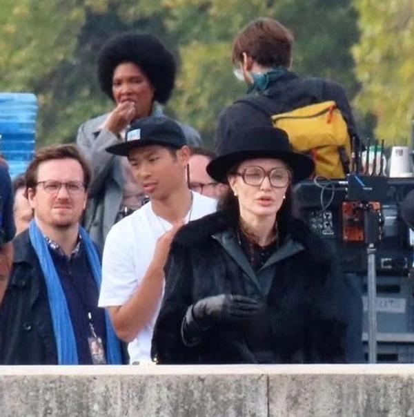 Pax Thien xuất hiện trên phim trường, tích cực hỗ trợ Angelina Jolie-2