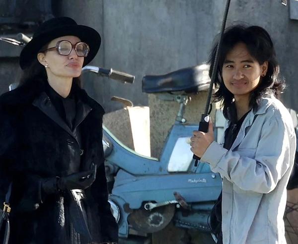 Pax Thien xuất hiện trên phim trường, tích cực hỗ trợ Angelina Jolie-5