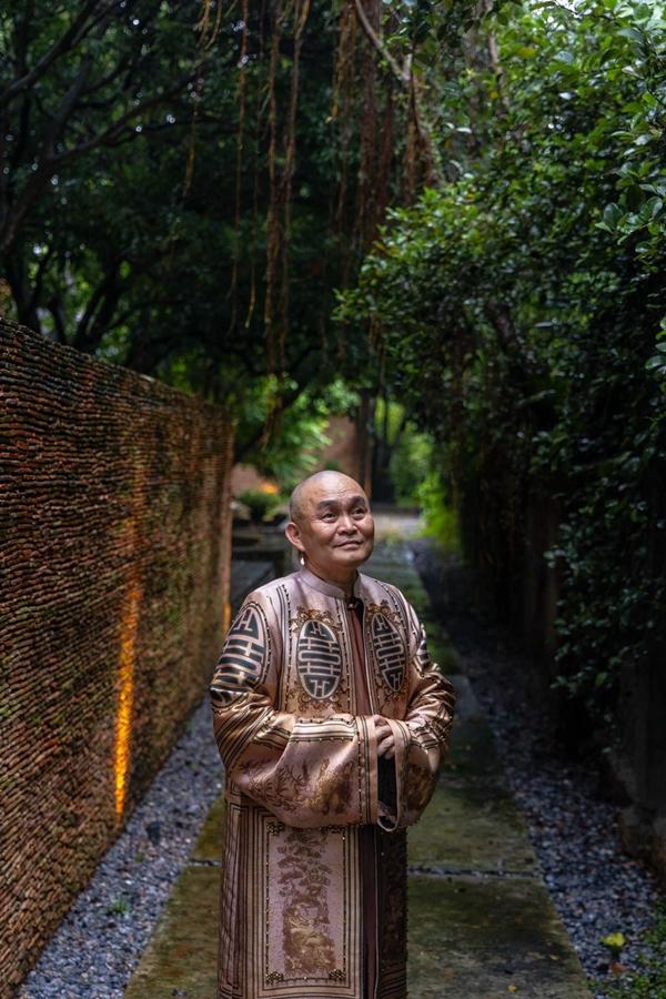 Nhà độc lạ xây từ 5 triệu viên ngói cổ của danh hài Xuân Hinh-1