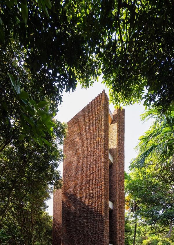 Nhà độc lạ xây từ 5 triệu viên ngói cổ của danh hài Xuân Hinh-2