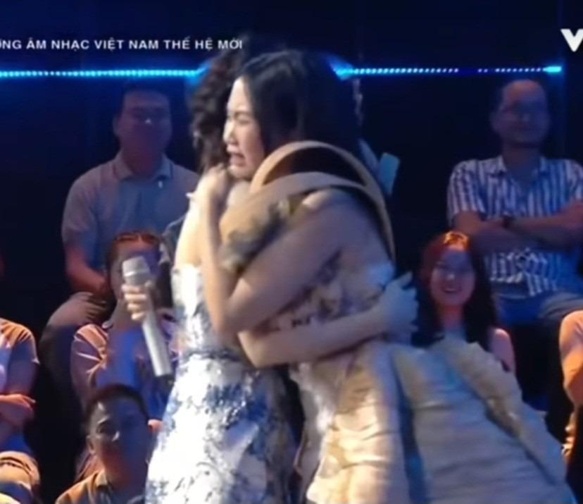Vietnam Idol: Phương Mỹ Chi khóc vì được ôm Mỹ Tâm, Hellen bị loại gây bức xúc-6
