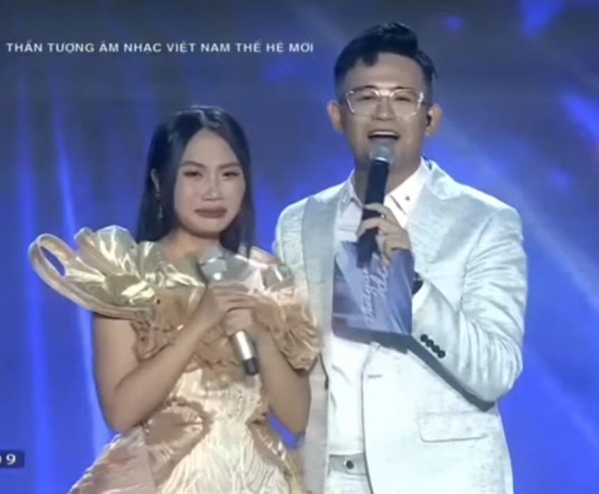 Vietnam Idol: Phương Mỹ Chi khóc vì được ôm Mỹ Tâm, Hellen bị loại gây bức xúc-7