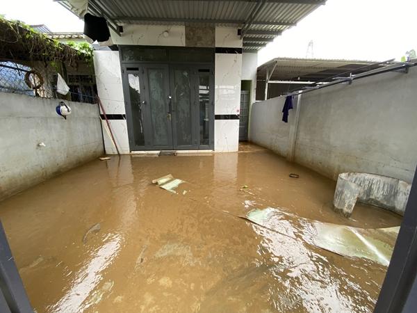 Người dân ở rốn lũ Đà Nẵng tất tả đẩy bùn sau nước rút: Năm nào cũng vậy, khổ quá!-6