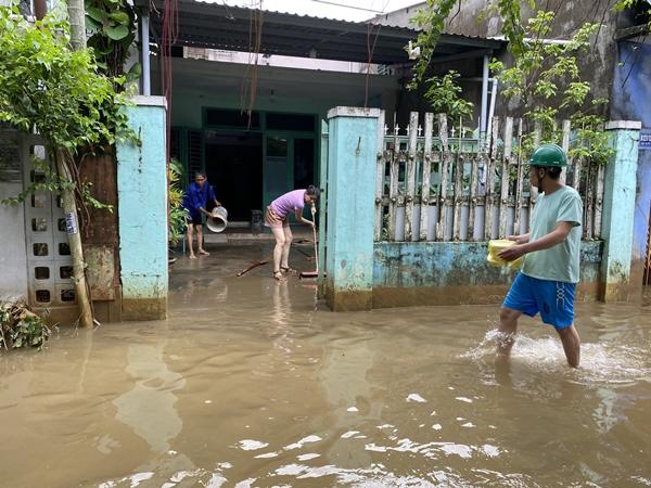 Người dân ở rốn lũ Đà Nẵng tất tả đẩy bùn sau nước rút: Năm nào cũng vậy, khổ quá!-11