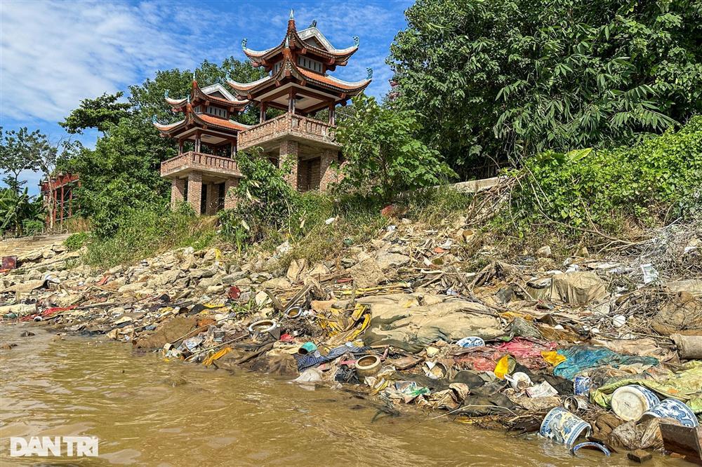 Hiện trường nơi phát hiện thi thể cô gái bị phân xác ở sông Hồng-6