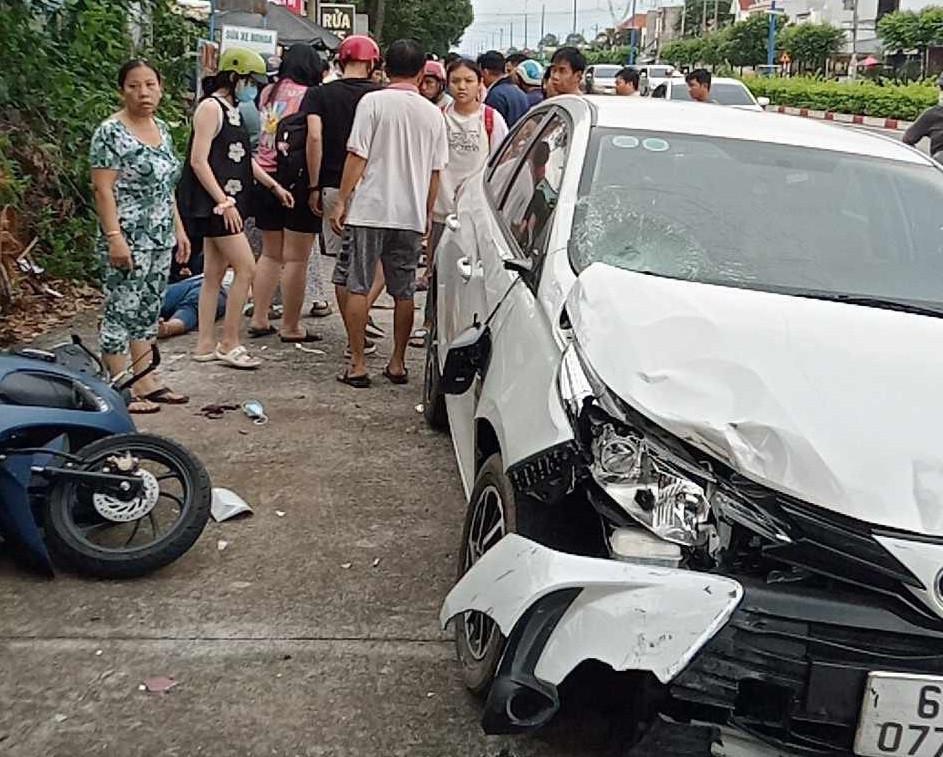 Ô tô tông loạt xe máy dừng trên vỉa hè ở Bình Dương, một người tử vong-2