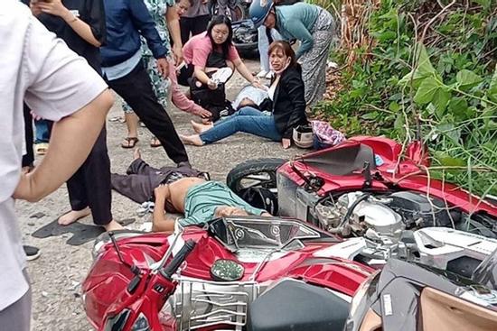 Ô tô tông loạt xe máy dừng trên vỉa hè ở Bình Dương, một người tử vong