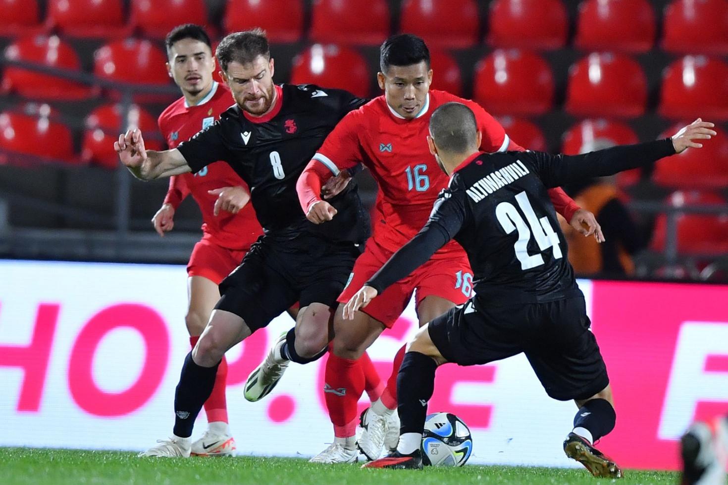 Tuyển Thái Lan bị chỉ trích nặng nề, bảo quên đi mộng World Cup-1