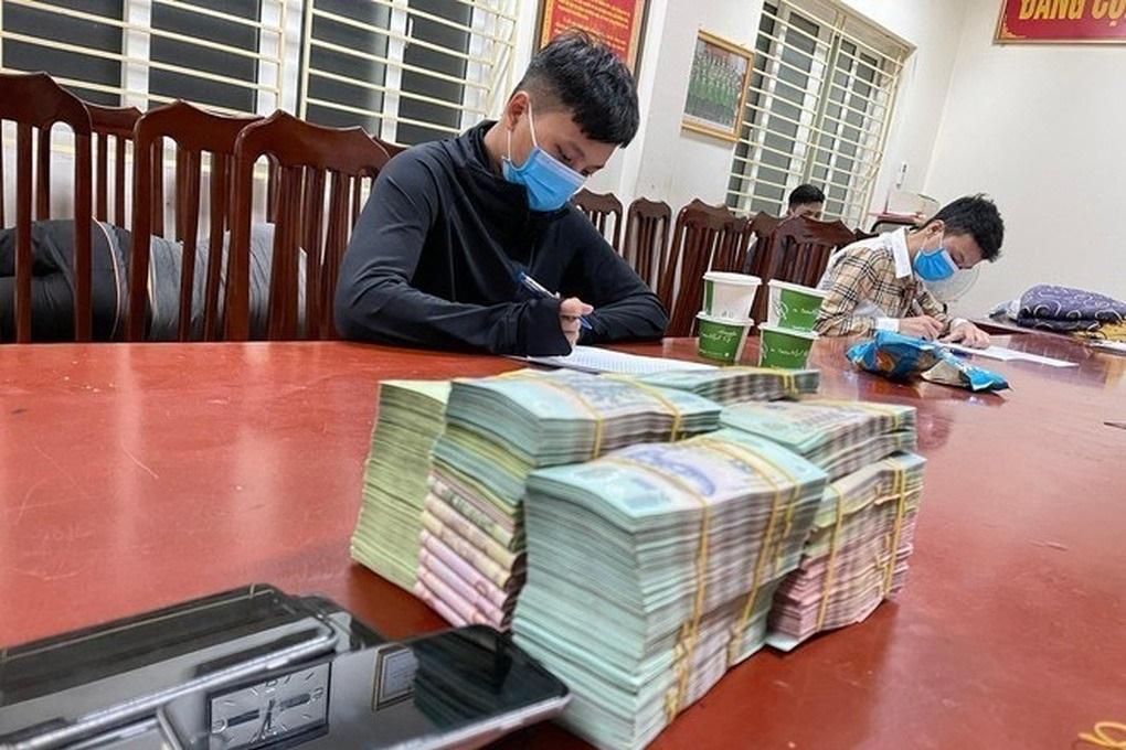 Tài xế xe công nghệ ập vào phá sòng bạc ở trung tâm Đà Lạt-3