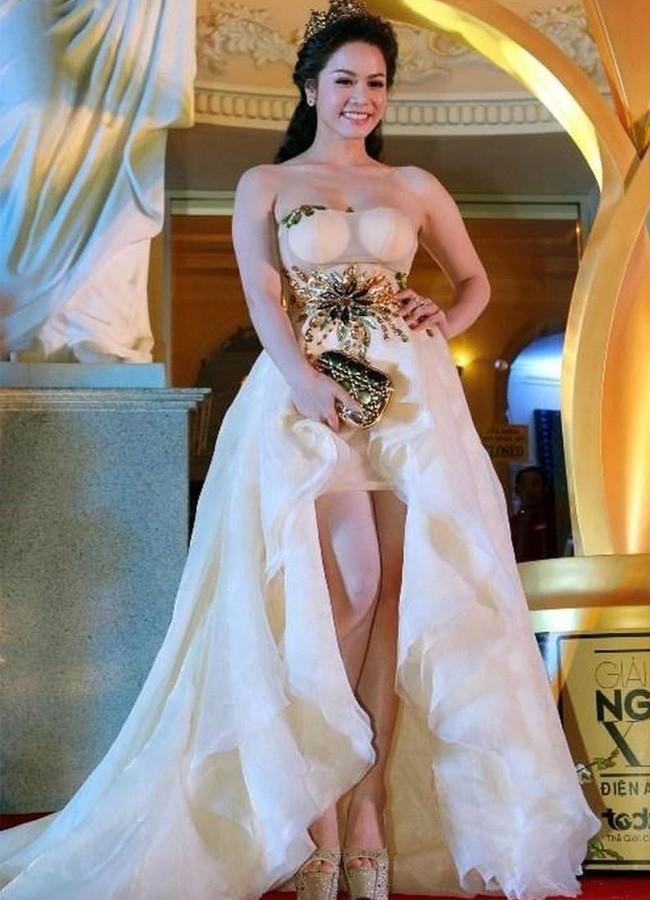 Đỗ Thị Hà chưa từng mắc lỗi phản cảm khi mặc áo mỏng như sương sớm-11