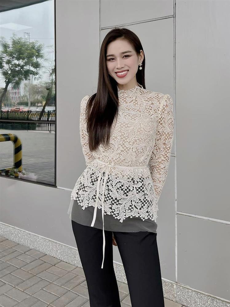 Đỗ Thị Hà chưa từng mắc lỗi phản cảm khi mặc áo mỏng như sương sớm-6