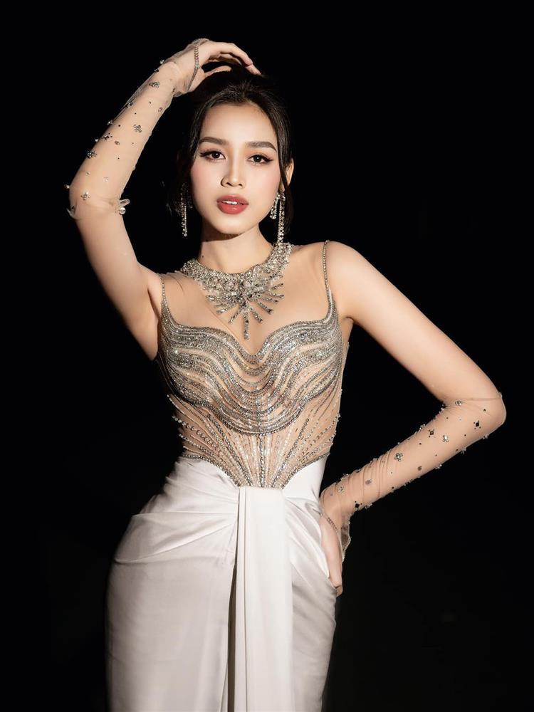 Đỗ Thị Hà chưa từng mắc lỗi phản cảm khi mặc áo mỏng như sương sớm-8