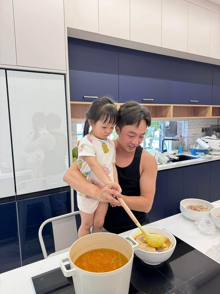 Vợ chồng Cường Đô La khoe khoảnh khắc gia đình hạnh phúc, dân tình chỉ chú ý chi tiết này-5