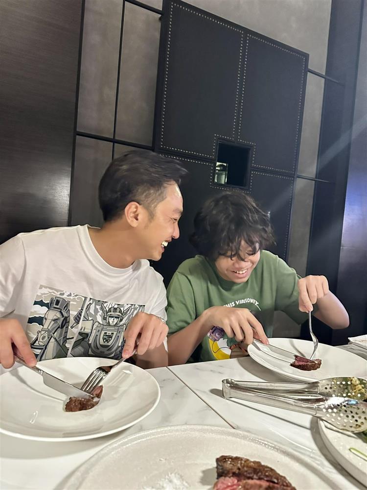 Vợ chồng Cường Đô La khoe khoảnh khắc gia đình hạnh phúc, dân tình chỉ chú ý chi tiết này-9