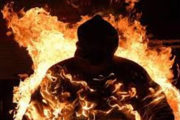 Video: Khoảnh khắc nam thanh niên đổ xăng, tự thiêu trước cửa nhà bạn gái ở Quảng Ninh-1