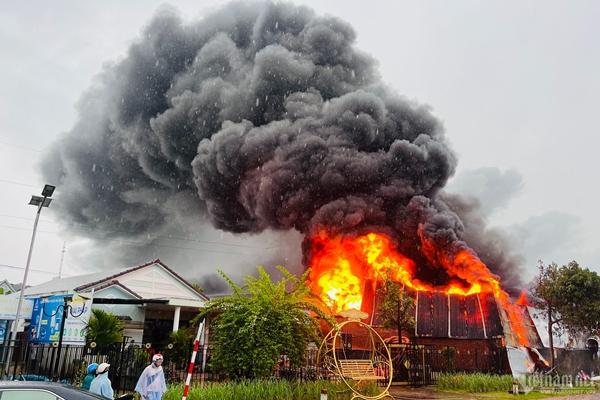 Cháy lớn kho nhựa ở Quảng Nam, cột khói cao trăm mét-2