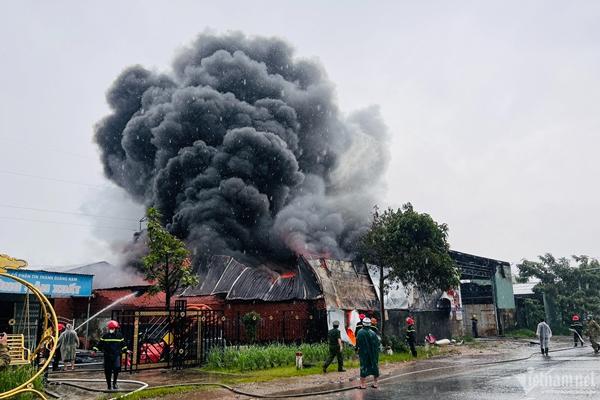 Cháy lớn kho nhựa ở Quảng Nam, cột khói cao trăm mét-3