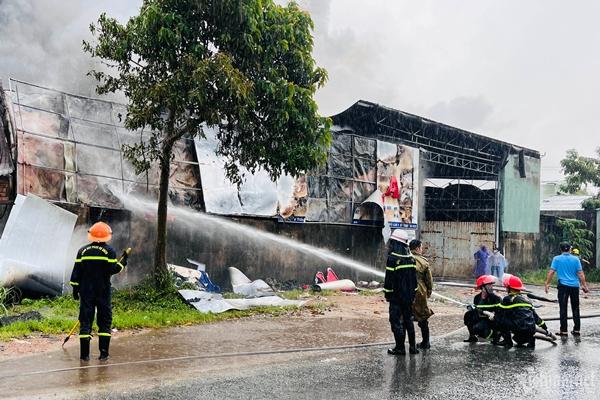 Cháy lớn kho nhựa ở Quảng Nam, cột khói cao trăm mét-4