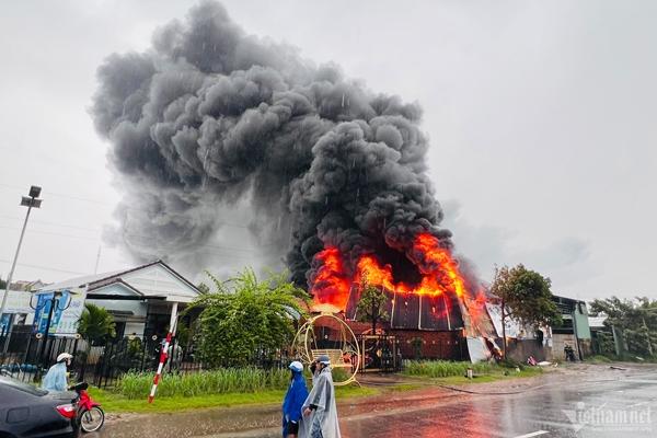 Cháy lớn kho nhựa ở Quảng Nam, cột khói cao trăm mét-5