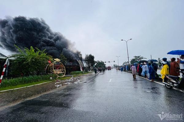 Cháy lớn kho nhựa ở Quảng Nam, cột khói cao trăm mét-6