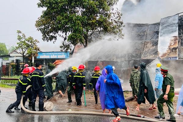 Cháy lớn kho nhựa ở Quảng Nam, cột khói cao trăm mét-8
