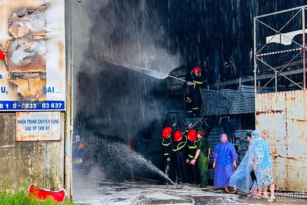 Cháy lớn kho nhựa ở Quảng Nam, cột khói cao trăm mét-9