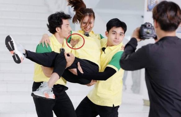 Vị trí đặt tay của Shark Bình, Phan Văn Đức khi chụp với vợ xinh đẹp gây sốt mạng-12