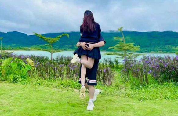 Vị trí đặt tay của Shark Bình, Phan Văn Đức khi chụp với vợ xinh đẹp gây sốt mạng-10